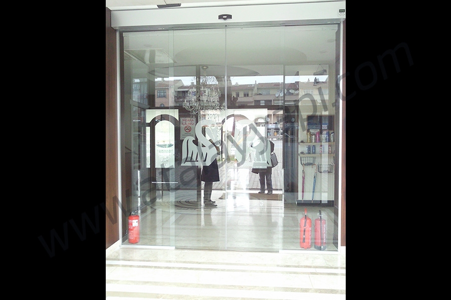 Pelikan Otel Fotoselli Otomatik Döner Kapı