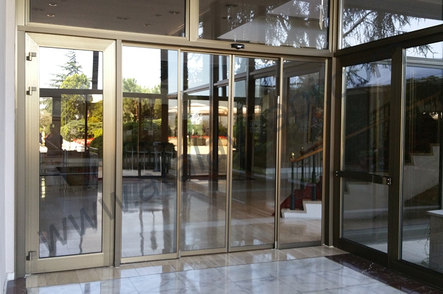 Hilton Askeri Müze Fotoselli Otomatik Döner Kapı