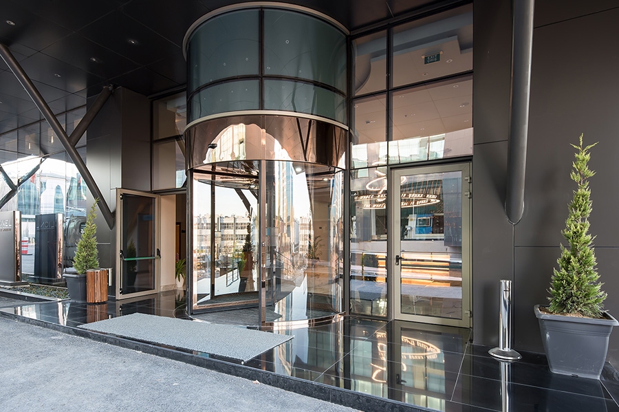 CAM TAVANLI DÖNER KAPILAR NASIL ÇALIŞIR?